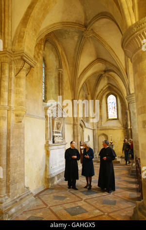 Die Herzogin von Cornwall besucht die Kirche während eines Besuchs im Hospital of St Cross und im Almshouse of Noble Poverty in Winchester. Stockfoto