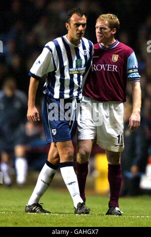 Steve Staunton von Aston Villa hat Worte mit West Bromwich Albion Daniele Dichio nach dem Vorfall, der zu Steve Staunton führte Wird gesendet Stockfoto