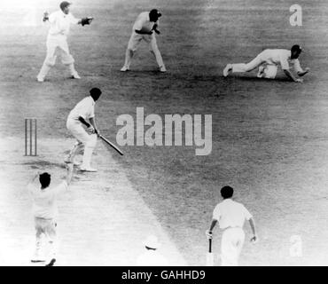 Englands David Sheppard (TOP R) Fällt einen Haken aus dem Bowling von Fred Trueman (Unteres l), um dem australischen Bill Lawry (c) eine Gnadenfrist zu geben Stockfoto