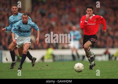 TERRY PHELAN , MANCHESTER CITY UND RYAN GIGGS, MANCHESTER UNITED. TERRY PHELAN, MANCHESTER CITY UND RYAN GIGGS, MANCHESTER UNITED Stockfoto