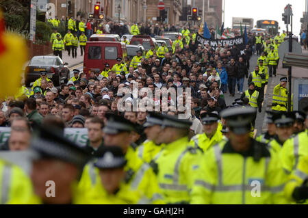 Polizeibeamte umrunden eine Parade, um an die Opfer des Blutigen Sonntags von heute Morgen in Glasgow zu erinnern. Für den marsch vom Blythswood Square zum Kelvingrove Park wurden heute Morgen rund 750 Menschen im Stadtzentrum erwartet. Stockfoto