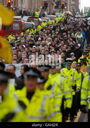 Polizeibeamte umrunden eine Parade, um an die Opfer des Blutigen Sonntags von heute Morgen in Glasgow zu erinnern. Stockfoto