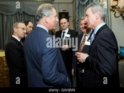 Der Prinz von Wales mit Robin Naysmith, (rechts), während eines Empfangs im Clarence House zu Ehren der Unterstützung des öffentlichen Sektors für wohltätige Zwecke in London. Stockfoto