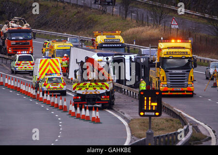 Winterwetter. Ein Lastwagen liegt auf seiner Seite, nachdem er bei Tebay in Cumbria bei Sturmwind überwehen wurde. Stockfoto
