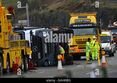 Ein Lastwagen liegt auf seiner Seite, nachdem er bei Tebay in Cumbria in Sturmwind überwehen wurde. Stockfoto