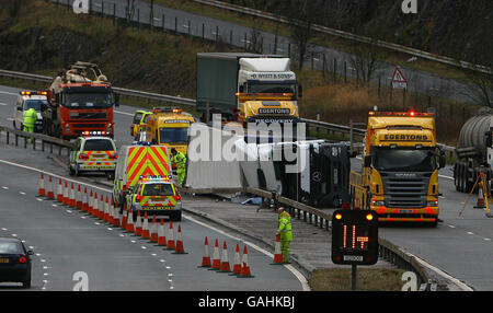 Ein Lastwagen liegt auf seiner Seite, nachdem er bei Tebay in Cumbria in Sturmwind überwehen wurde. Stockfoto