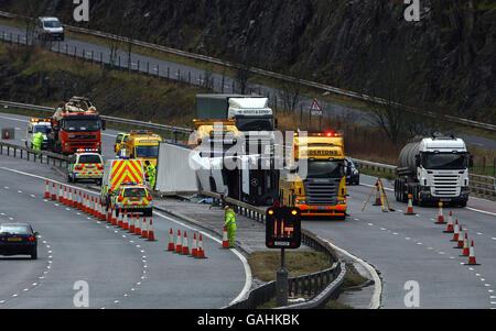 Winterwetter. Ein Lastwagen liegt auf seiner Seite, nachdem er bei Tebay in Cumbria bei Sturmwind überwehen wurde. Stockfoto