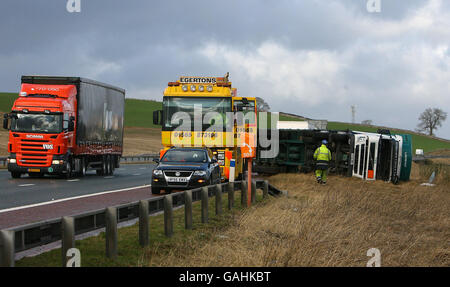 Ein Lastwagen liegt auf seiner Seite, nachdem er in Sturmwind überwehen wurde, der den Fahrer in der Nähe von Penrith in Cumbria tötete. Stockfoto