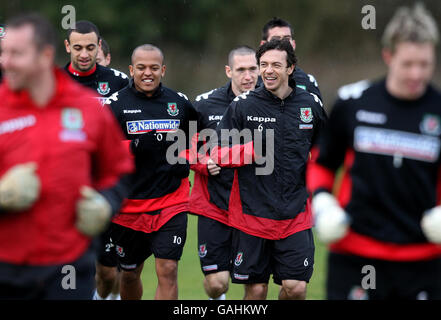 Robert Earnshaw (links) und Simon Davies während einer Trainingseinheit im Carden Park Hotel, Chester. Stockfoto