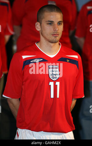 Fußball - England Umbro Trikoteinführung - The Grove Hotel. Englands David Bentley Stockfoto