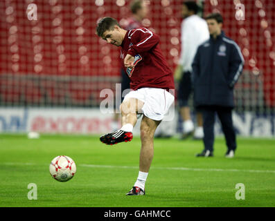 Fußball - England gegen Schweiz - freundlich - England Training - Wembley Stadium. Steven Gerrard aus England beim Training Stockfoto