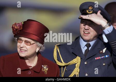 Die britische Königin Elizabeth II. Wurde bei Besuchen von RAF Marham in Norfolk fotografiert, wo sie eine Fliege an Tornado Jets vorbeischaute, gefolgt von einer Bombendemonstration. Stockfoto