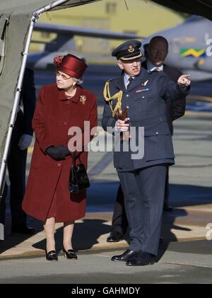 Die britische Königin Elizabeth II. Bei Besuchen von RAF Marham in Norfolk, wo sie eine Fliege an Tornado Jets vorbeischaute, gefolgt von einer Bombendemonstration... Stockfoto