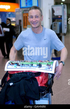 Der ehemalige Jockey Richard Dunwoody kehrt heute Abend nach seiner Wanderung mit Doug Stoup zum Südpol zum Flughafen London Heathrow zurück. Stockfoto