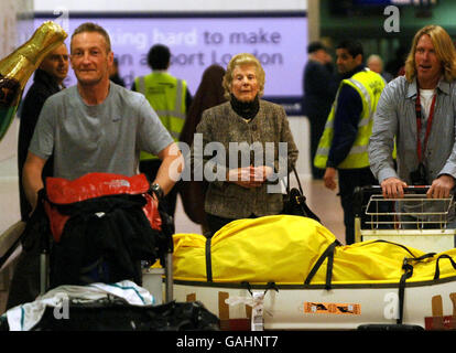 Der ehemalige Jockey Richard Dunwoody wird von seiner Mutter Gillian auf seiner Rückkehr zum Flughafen London Heathrow heute Abend nach seiner Wanderung mit Doug Stoup, rechts, zum Südpol getroffen. Stockfoto