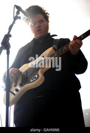 Joe Lean und der Jing Jang Jong im Konzert während der Shockwaves NME Tour in der Leeds University Students Union, Leeds. Stockfoto