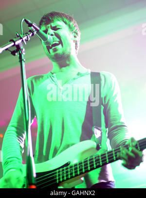 Gary Jarman von den Krippen im Konzert während der Shockwaves NME Tour in der Leeds University Students Union, Leeds. Stockfoto