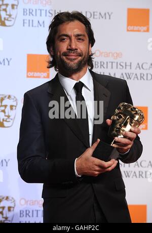 Javier Bardem mit dem Preis für den besten Nebendarsteller erhielt den Preis für No Country for Old Men während der Orange British Academy Film Awards (BAFTAs) 2008 im Royal Opera House in Covent Garden im Zentrum von London. DIE VERÖFFENTLICHUNG DIESES BILDES UND DER GEWINNER-ERGEBNISSE, IN WELCHEM MEDIUM AUCH IMMER, OB IN PRINT, RUNDFUNK ODER ONLINE, IST BIS SONNTAG, 10. FEBRUAR 2008, 2100:00 UHR MEZ STRENG VERHÄNGT. Stockfoto