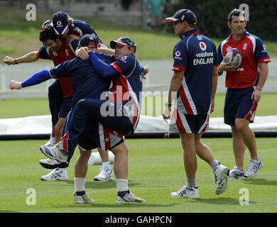 Englands Ian Bell (Mitte) während des Trainings im Seddon Park, Hamilton, Neuseeland. Stockfoto