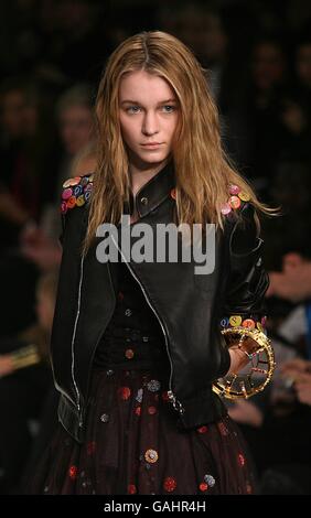 Ein Modell trägt eine Kreation des Designers PPQ, während der London Fashion Week im BFC Tent, Natural History Museum, West Lawn, Cromwell Road, SW7. Stockfoto