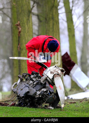 Ein Flugzeugabsturz Ermittler schaut auf den Motor von einem privat geführten leichten Flugzeug, das Rutland Wasser in Epingham stürzte und den älteren Piloten tötete. Stockfoto