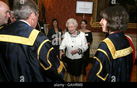 Die britische Königin Elizabeth II. Spricht mit Studenten der Oxford Brookes University im Buckingham Palace, London, nachdem die Queen die Queen's Anniversary Prizes for Higher and Further Education überreicht hat. Stockfoto