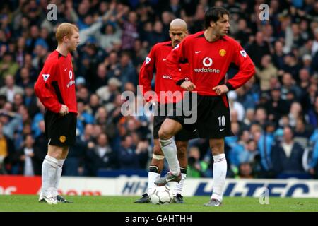 Juan Veron, Paul Scholes und Ruud Van Nistelrooy von Manchester United sehen nach einem 3-1-Grad-Minus niedergeschlagen aus Stockfoto