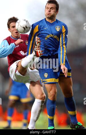 Fußball - FA Barclaycard Premiership - West Ham United / Leeds United. Michael Carrick von West Ham United fordert Mark Viduka von Leeds United heraus Stockfoto