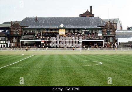 Fußball - Football League Division Two - Sheffield United / Birmingham City. Gesamtansicht des Pavillons in der Bramall Lane, der sowohl von Sheffield United als auch von Yorkshire CCC genutzt wird Stockfoto