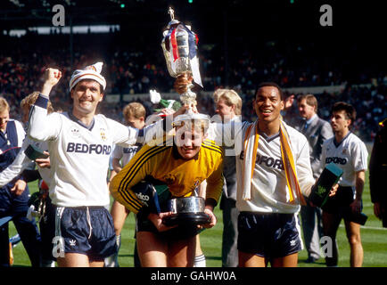 (L-R) die Helden von Luton Town feiern mit dem Littlewoods Cup: captain Steve Foster, Torwart Andy Dibble (der mit Luton 2-1 Down eine Arsenal-Strafe gerettet hat) und Torschütze Brian Stein Stockfoto