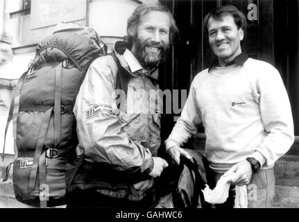 (L-R) Chris Bonington trifft Berghaus-Geschäftsführer Peter Lockey bei seiner Rückkehr vom Mount Everest nach Großbritannien, wo er am 21. April 1985 über die Südsattel-Route den Gipfel erreichte Stockfoto