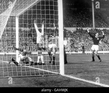 Schottlands Torhüter Ronnie Simpson (l) spart auf der Torlinie Unter dem Druck von Jimmy Greaves aus England (zweite l) Wie Jim McCalliog (r) aus Schottland einen Freistoß fordert Stockfoto