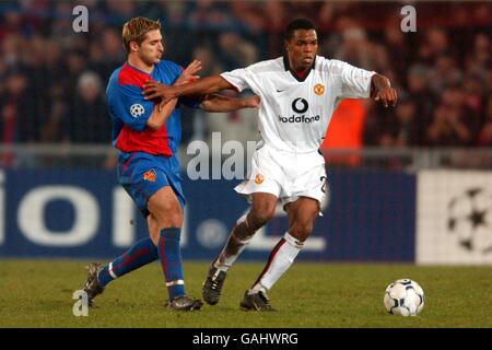 Julio Hernan Rossi (l) vom FC Basel wird zurückgehalten Quinton Fortune von Manchester United (r) Stockfoto