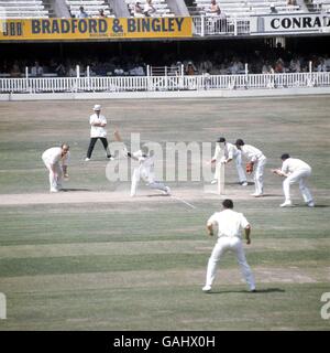 Alvin Kallicharran von West Indies (zweiter Platz) spielt den Ball, beobachtet von Brian Close, David Steele, Alan Knott und Chris Old aus England Stockfoto