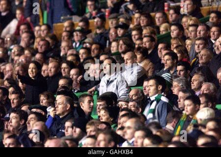 Keltischer Manager Martin O'Neill sieht sich von der Tribüne nach dem Leben an Abgeschickt Stockfoto
