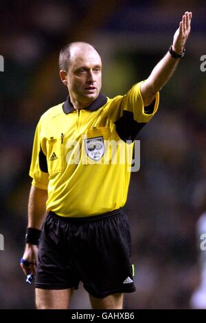 Fußball - UEFA-Cup - Dritte Runde - Erstes Bein - Celta Vigo. Schiedsrichter Claude Colombo, der den keltischen Manager Martin O'Neill abschickte Stockfoto