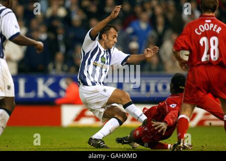 Fußball - FA Barclaycard Premiership - West Bromwich Albion / Middlesbrough. Daniele Dichio punktet für West Bromwich Albion, als er von Middlesbroughs Ugo Ehiogu in Angriff genommen wird, während Colin Cooper auf ihn schaut Stockfoto