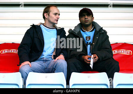 Die größten Fans von Coventry City, Jonny Barton (2. L) und Mo Saha, bekamen am Samstag die Überraschung ihres Lebens, als die Fernsehmoderatoren Richard Keys und Andy Gray kurz vor dem Spiel von City mit Preston neben ihm saßen und ihn einluden, an ihrem Live-Radiokommentar teilzunehmen. Eine weitere Überraschung organisiert von Smirnoff. Stockfoto