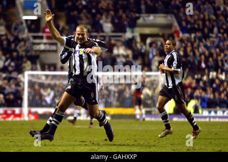 Fußball - FA Barclaycard Premiership - Newcastle United / Everton. Alan Shearer von Newcastle United feiert sein Ziel Stockfoto