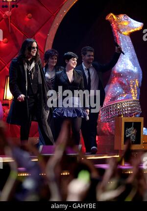 (L-R) Ozzy, Sharon, Kelly und Jack Osbourne auf der Bühne, während der Brit Awards 2008, im Earls Court im Zentrum von London. Stockfoto