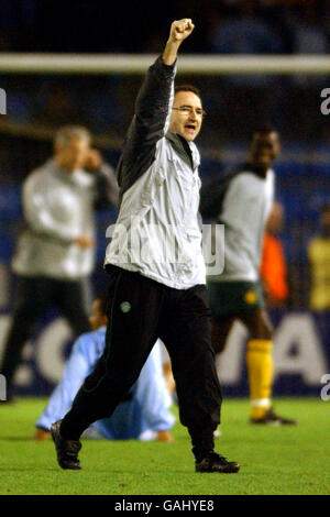 Fußball - UEFA-Cup - Dritte Runde - zweite Etappe - Celta Vigo gegen Celtic. Celtic-Manager Martin O'Neill feiert den Sieg Stockfoto