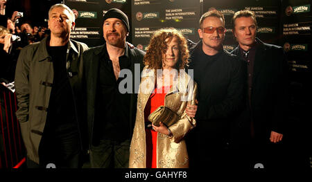 (Von links nach rechts) die U2-Bandmitglieder Adam Clayton, The Edge, Bono und Larry Mullen mit Catherine Owens (Mitte) besuchen das Jameson International Film Festival zur europäischen U2-3D-Premiere in Cineworld, Dublin. Stockfoto