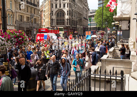 LONDON - 2. Juli: Demonstranten auf dem Marsch für Europa Protest am 2. Juli 2016 in London, England, Vereinigtes Königreich. Eine geschätzte 35 du Stockfoto