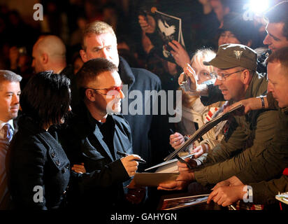 Bono und seine Frau Ali geben Autogramme beim Jameson International Film Festival, der europäischen U2-3D-Premiere in Cineworld, Dublin. Stockfoto