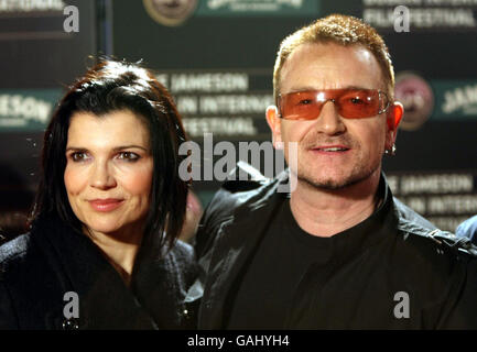 Bono und seine Frau Ali besuchen das Jameson International Film Festival, das U2-3D in Cineworld, Dublin, als europäische Premiere feiert. Stockfoto