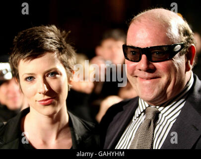 U2-Manager Paul McGuinness und seine Tochter Alexandra besuchen das Jameson International Film Festival, die europäische U2-3D-Premiere in Cineworld, Dublin. Stockfoto