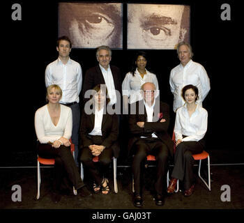 Die Schauspieler (links-rechts, vordere Reihe) Kim Cattrall, Diana Quick, Richard Wilson & Andrea Riseborough, (hintere Reihe) Tobias Menzies, Henry Goodman, Jocelyn Jee Esien & Alan Rickman posieren für die Medien nach der Produktion von 'Being Harold Pinter' der Belarus Free Theatre Company im Soho Theatre im Zentrum von London. Stockfoto