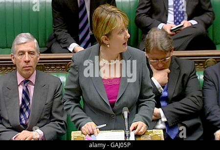 Innenministerin Jacqui Smith spricht mit Abgeordneten im Unterhaus. Stockfoto