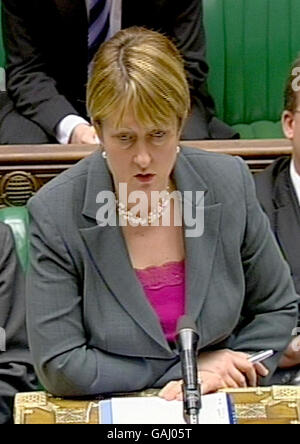 Innenministerin Jacqui Smith spricht mit Abgeordneten im Unterhaus. Stockfoto