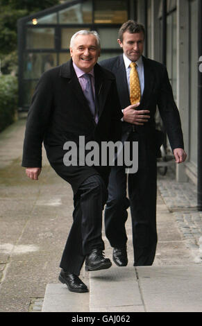 Der irische Taoiseach Bertie Ahern kommt beim Mahon-Tribunal in Dublin an, um zwei Tage lang Beweise für eine öffentliche Untersuchung seiner persönlichen Finanzen zu liefern. Stockfoto